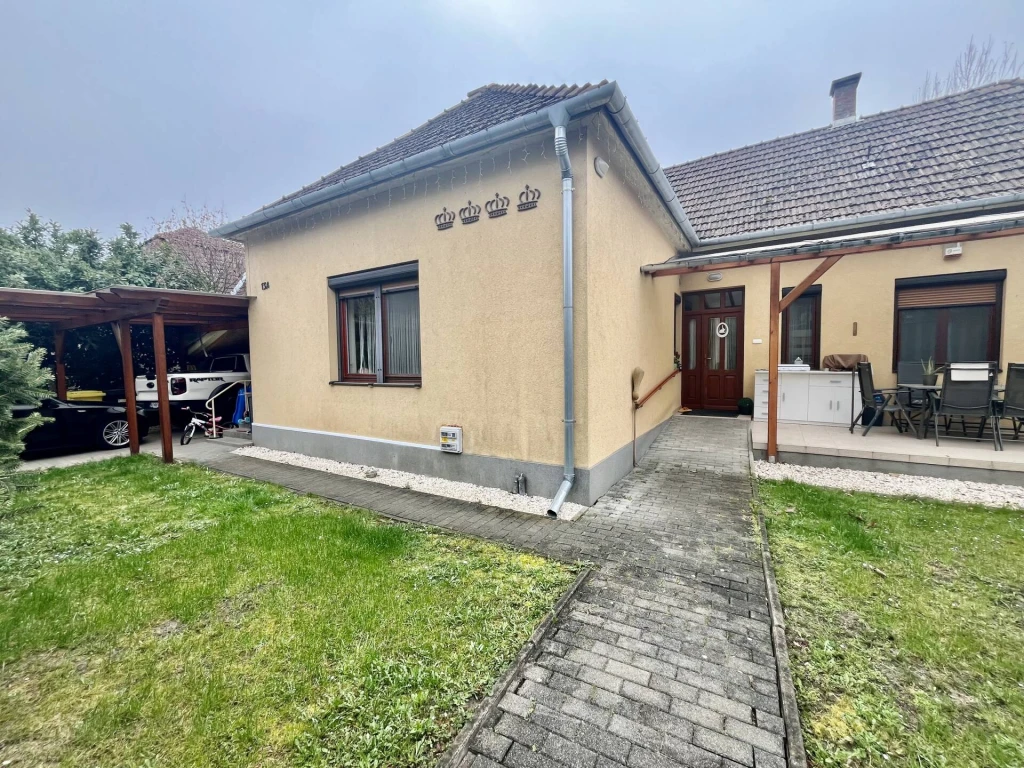 Gyulán a Kastélykert közelében jó állapotú családi ház