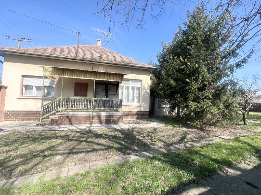 Tótkomlóson csendes otthon, tágas lehetőségekkel – ideális családnak vagy többgenerációs együttélésre