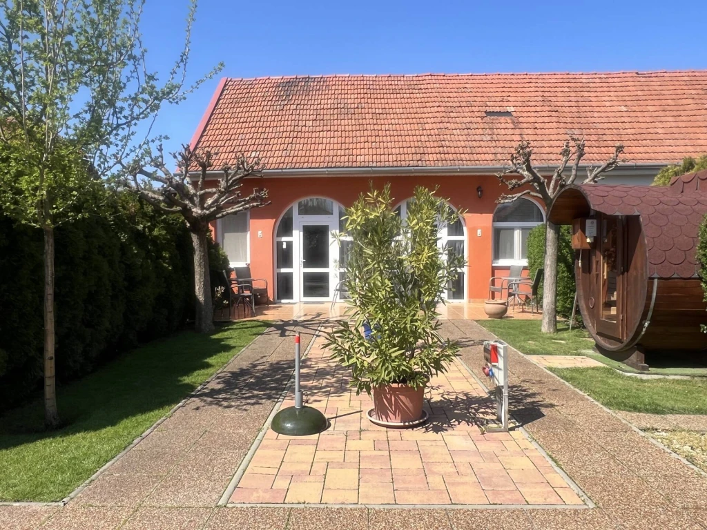 Luxus élettér vagy azonnal működő befektetés Gyulán – három az egyben!