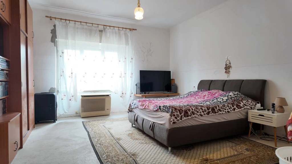 For sale house, Nick