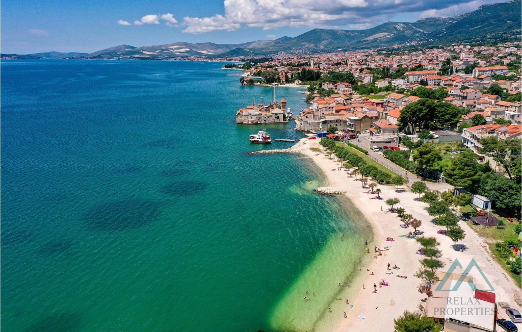 Nagy apartman tengerre néző kilátással és parkolóval, mindössze 55 méterre a tengertől Kaštel Gomilica, Horvátországban