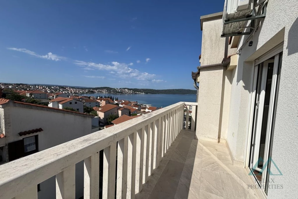 Tágas 3 hálószobás apartman tengerre néző kilátással, 330m a tengertől, Okrug Gornji, Ciovo, Horvátország