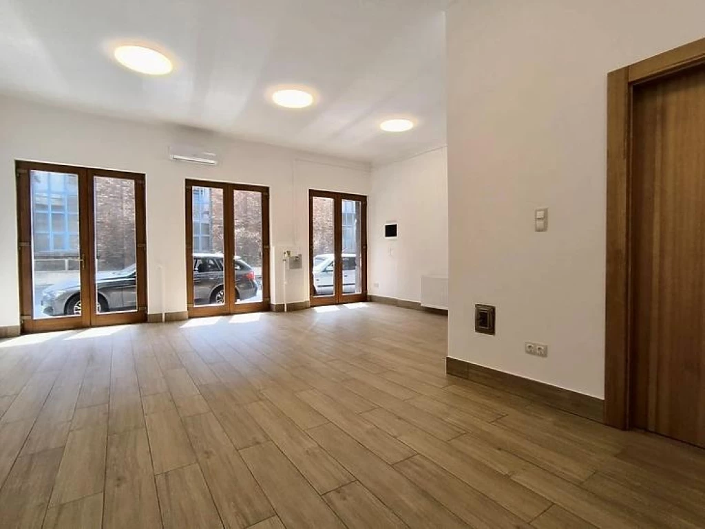 Kiadó üzlet, Budapest II. kerület, Országút