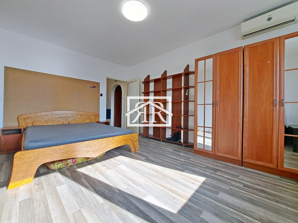 Eladó panellakás, Szeged