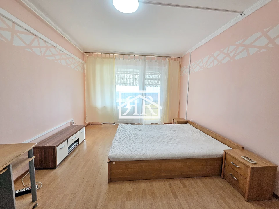 Kiadó panellakás, Szeged