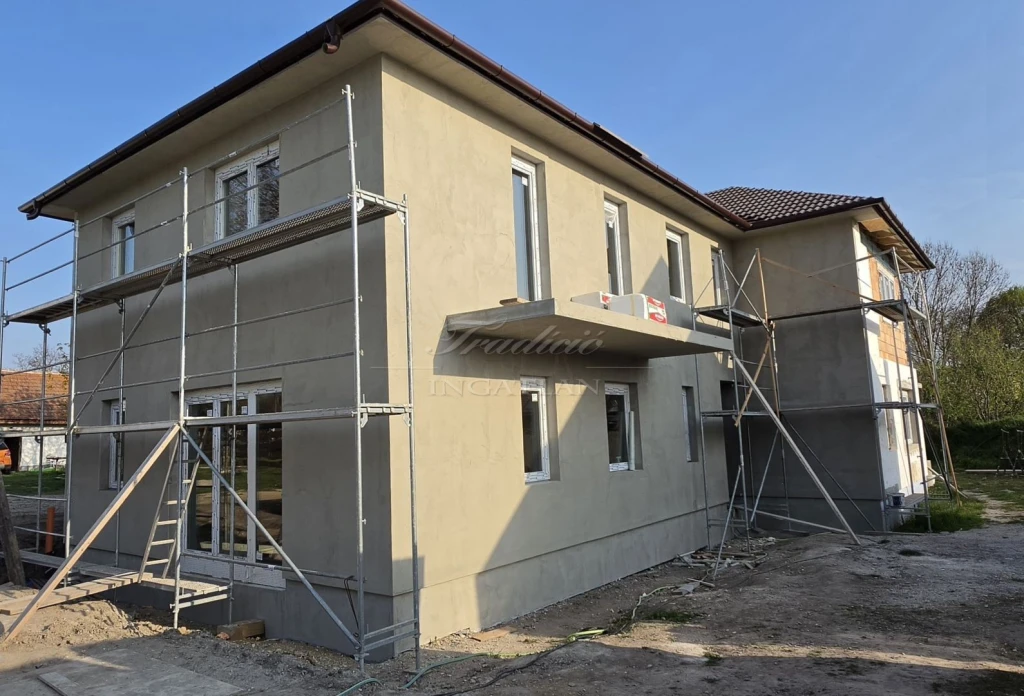 FÖLDSZINTI L1 LAKÁS: 51,8 M2 + 10,51 M2 TERASZ + 60 M2 SAJÁT ZÖLDTERÜLET, TÁROLÓ, PARKOLÓK, GAZDASÁGOS FŰTÉS, KITŰNŐ INFRASTRUKTÚRA ÉS KÖZLEKEDÉS,  IGÉNY SZERINTI KULCSRAKÉSZ BEFEJEZÉS !