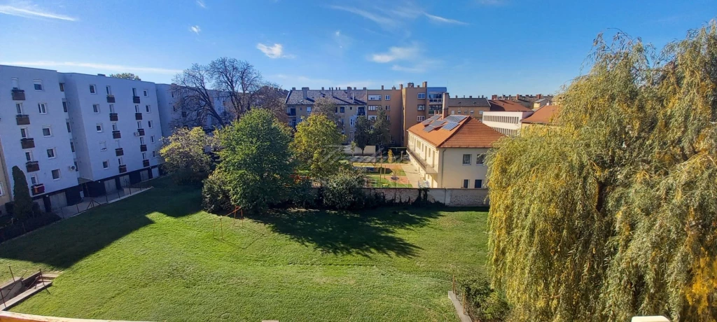 GYŐR BELVÁROSÁBAN 3 SZOBÁS, ERKÉLYES LAKÁS GARÁZS VÁSÁRLÁSI LEHETŐSÉGGEL ELADÓ!