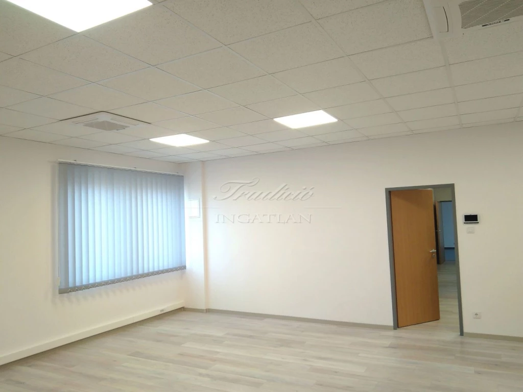 Kiadó 200 m2 iroda irodaházban, Győr