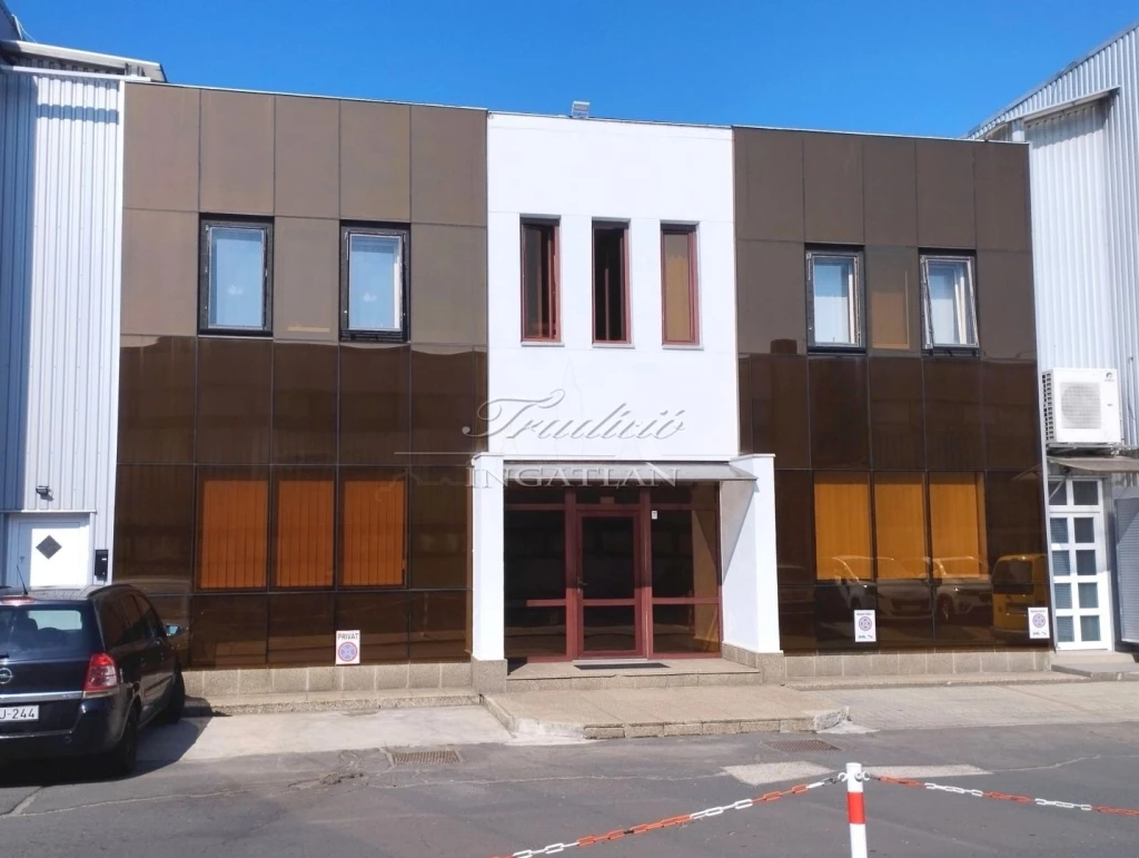 CÉGKÖZPONT ELADÓ! IRODA, BEMUTATÓTEREM + LAKÁS, PARKOLÓK, + 500 M2-ES TELEK JÓ HELYEN