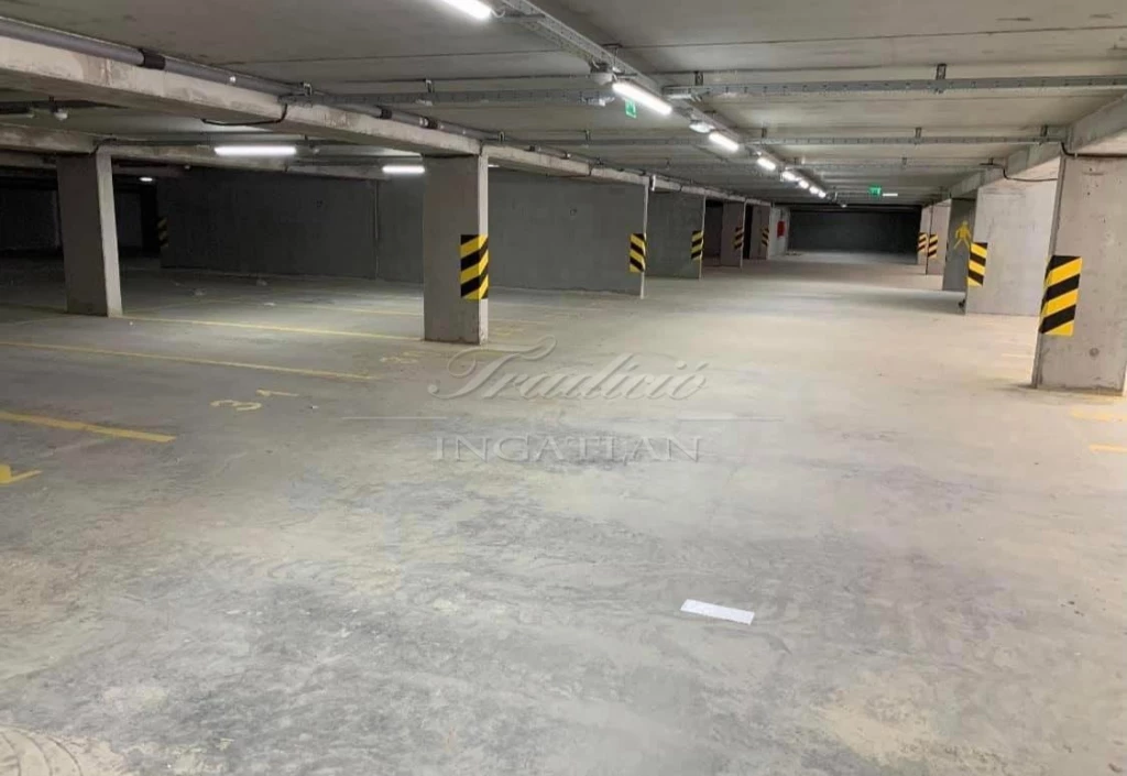 Eladó 18 m2 teremgarázs, Győr