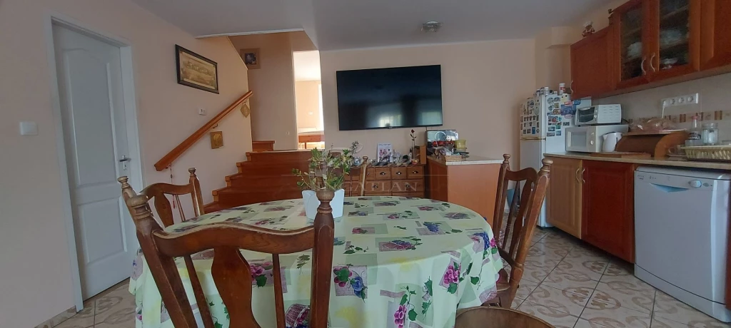 Különleges lehetőség családoknak és vállalkozóknak – garázzsal, terasszal, tárolókkal, külön üzlethelyiséggel, két utcafrontos telekrésszel Győr-Ménfőcsanak frekventált részén.