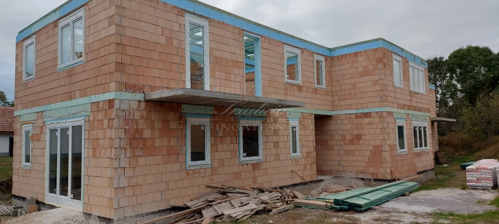 For sale brick flat, Bőny