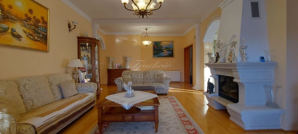 35 M2 DUPLA GARÁZS, 45 M2 UDVARI KÖZMŰVES ÉPÜLET, FEDETT-FŰTÖTT MEDENCE, FEDETT TERASZ, 145 M2 PINCESZINTI EXCLUSIVE ÉLETTÉR, CSALÁDI SZAUNA, MOZISZOBA, ALTERNATÍV FŰTÉS, KAMERÁS RIASZTÓRENDSZER...