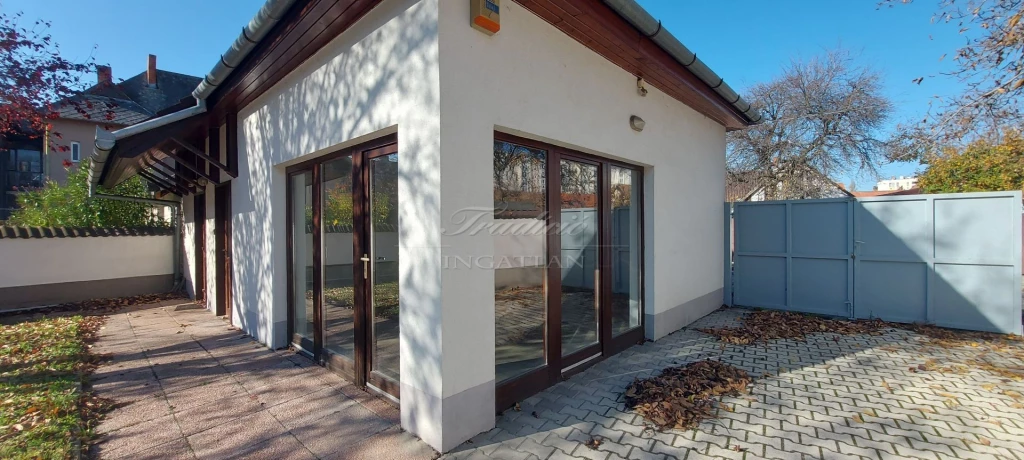 Eladó 255 m2 ipari, keresk. épület, Győr