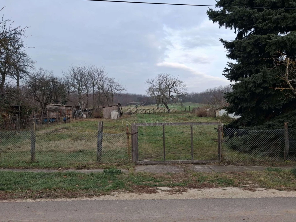 GYŐR KAPUJÁBAN, CSENDES TERMÉSZETES KÖRNYEZETBEN VÁR AZ OTTHONOD – MÉGIS AUTÓVAL 15 PERC ALATT A VÁROSBAN VAGY!