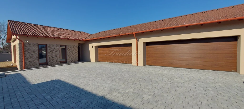 c3-1-name c2-1-name, Győr, Ménfőcsanak