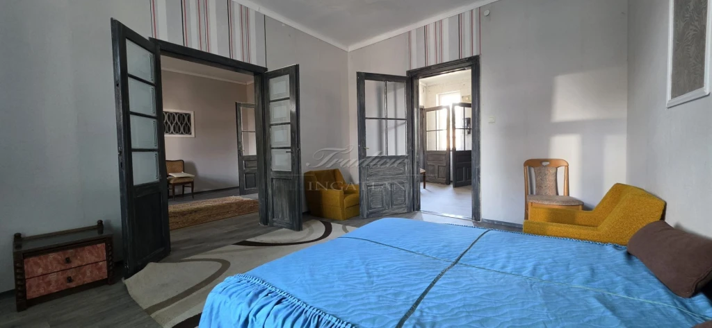 RÉVFALUBAN, RÉGI ÉPÍTÉSŰ HÁZBAN, EGYSZERŰ BÚTORZATTAL KIADÓ HÁZRÉSZ...