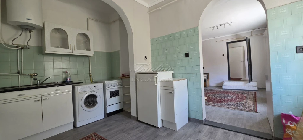 A BÁCSAI ÚTON KÜLÖN BEJÁRATÚ, BELSŐ KÉT SZINTES, 3 SZOBÁS, 2 FÜRDŐS EGYSZERŰEN BERENDEZETT HÁZRÉSZ KIADÓ.