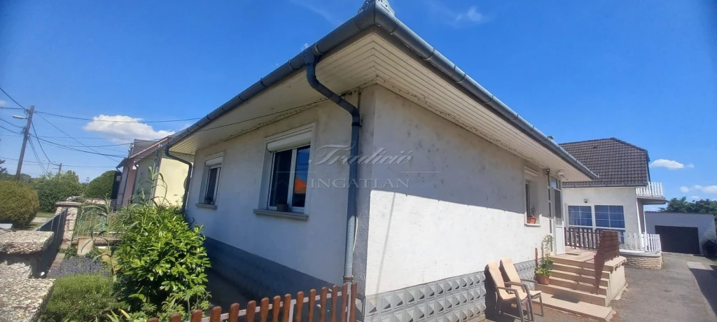 Eladó 100 m2 ikerház, Győr