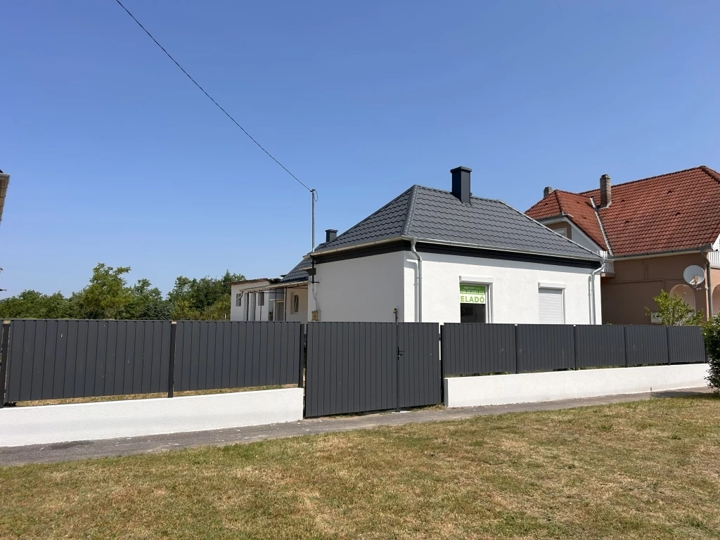 Eladó, felújított összközműves családi ház Nagykanizsa-bajcsai városrészben – 3 szoba + amerikai konyhás nappali + nagy telek!