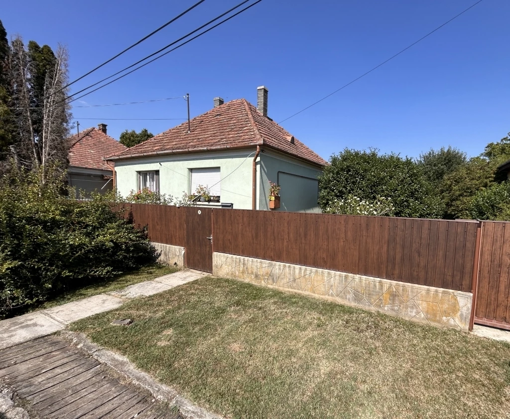 Eladó családi ház külön lakrésszel és melléképületekkel Letenyén.