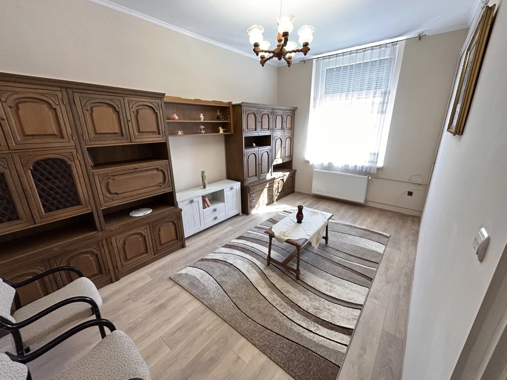 Belvároshoz közeli, teljesen felújított,garázzsal! azonnal költözhető 1. emeleti lakás eladó!