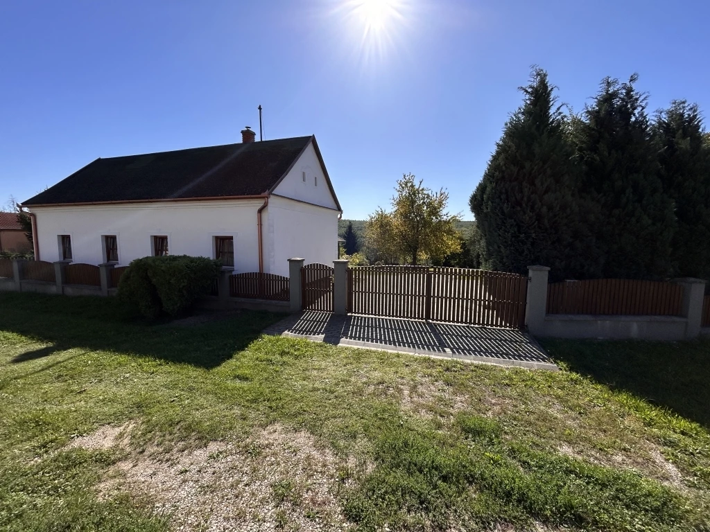 Csendes, nyugodt környezetben eladó egy felújított, hangulatos családi ház