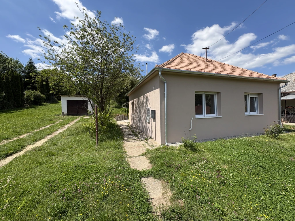 Eladó felújított 3 szobás, amerikai konyhás nappalis, 83 m²-es családi ház Bázakerettyén!