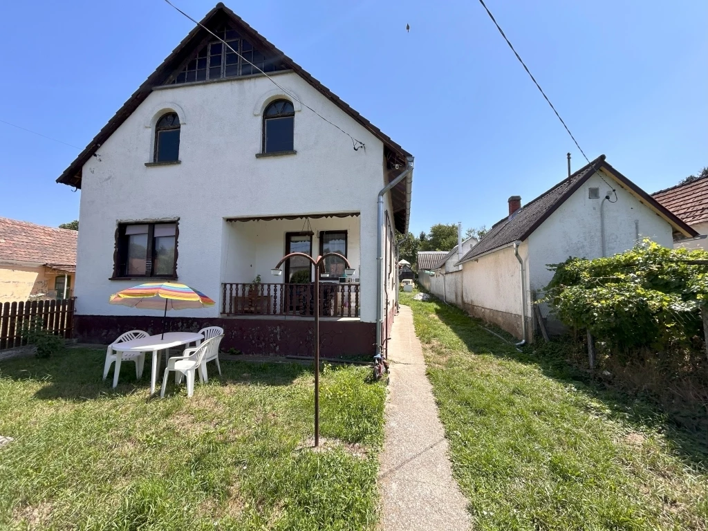 Felújítandó családi ház nagy lehetőségekkel Eszteregnyén – csend, tér, potenciál!