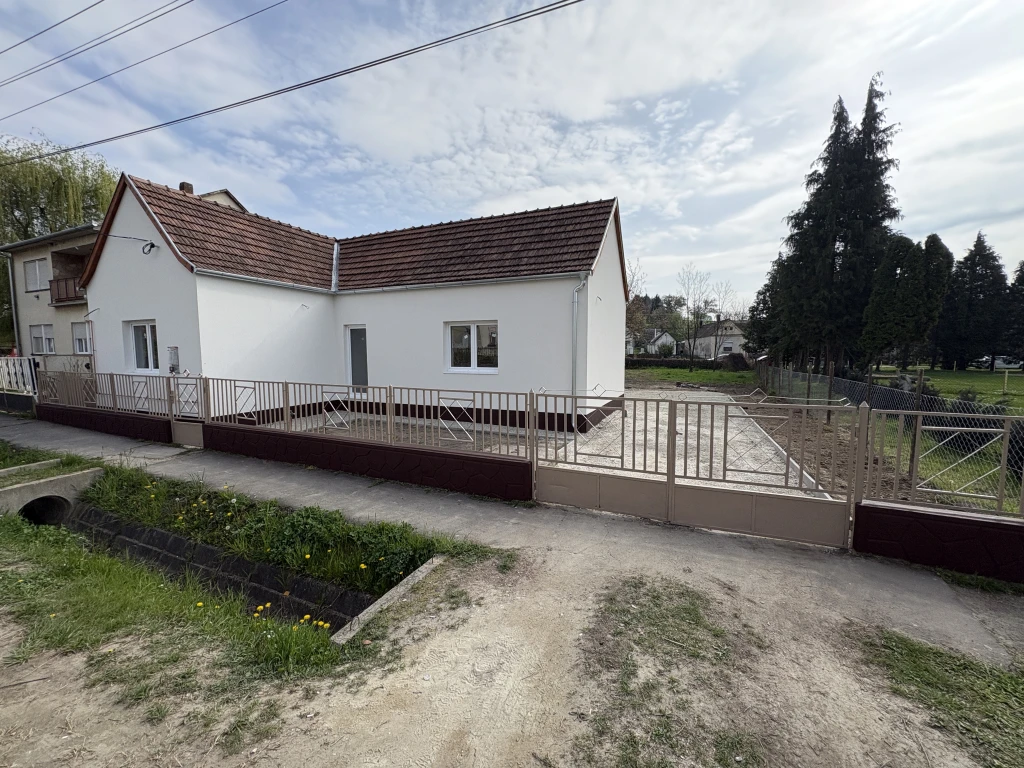 Eladó, teljeskörűen felújított családi ház Eszteregnyén – 3 szoba + amerikai konyhás nappali