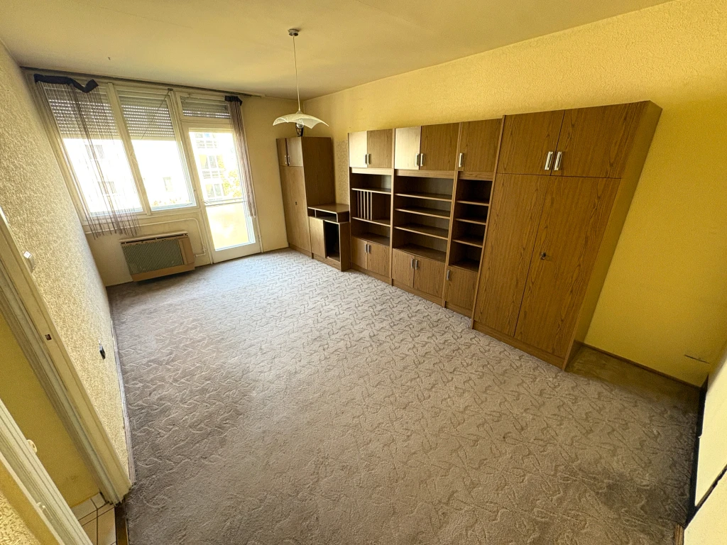 Felújítandó, nyugati fekvésű lakás eladó Nagykanizsa kedvelt Attila utcájában!