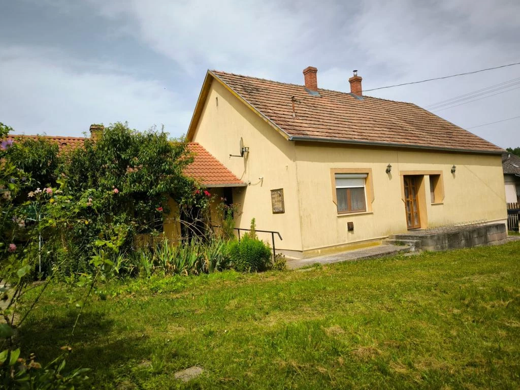 Dupla telken 4 szobás családi ház eladó Sávolyon!