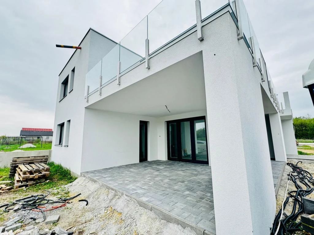 Kiváló befektetési lehetőség a Balatonnál, Siófokon az SL Residence társasházban! - 61m2 nappali + 2 szoba + 34m2 terasszal, I. emeleti lakás