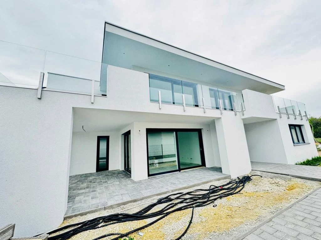 Kiváló befektetési lehetőség a Balatonnál, Siófokon az SL Residence társasházban! - 63m2 nappali + 2 szoba + 33m2 terasszal fsz-i lakás