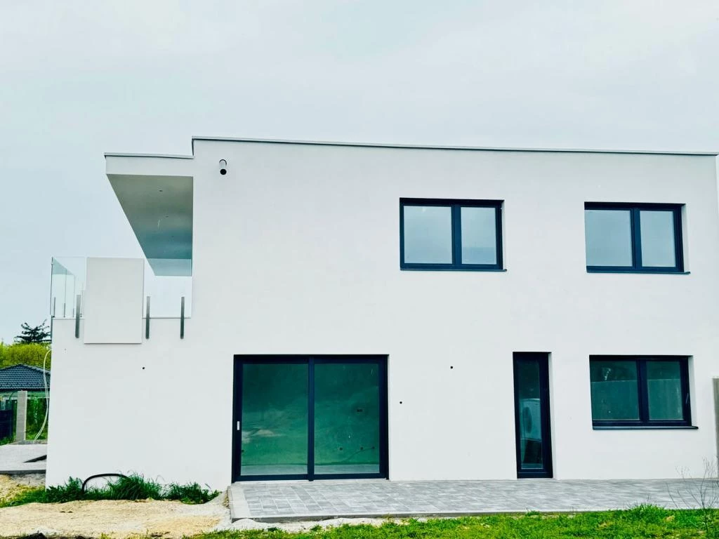 Kiváló befektetési lehetőség a Balatonnál, Siófokon az SL Residence társasházban! - 58m2 nappali + 2 szoba + 40m2 terasszal, fsz-i lakás