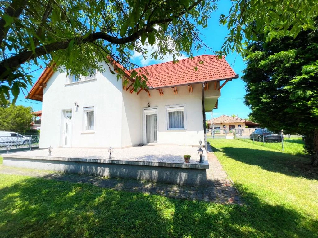 500 méterre a Balaton parttól, Vonyarcvashegyen eladó, ez a hangulatos családi ház, mely ideális választás mind állandó lakhatásra, mind nyaralónak, vagy akár befektetésnek.