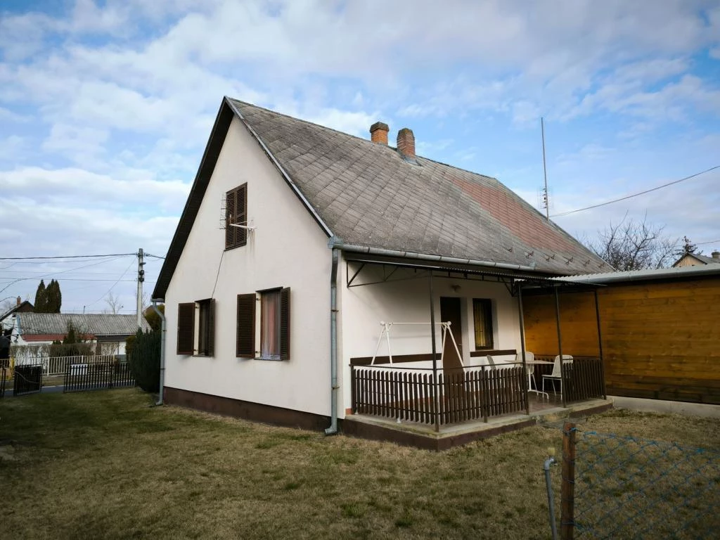 Balatonmáriafürdőn strandhoz közel iker nyaraló eladó