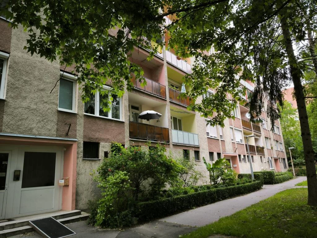 Keszthelyen 2 emelet felújítandó lakás eladó!