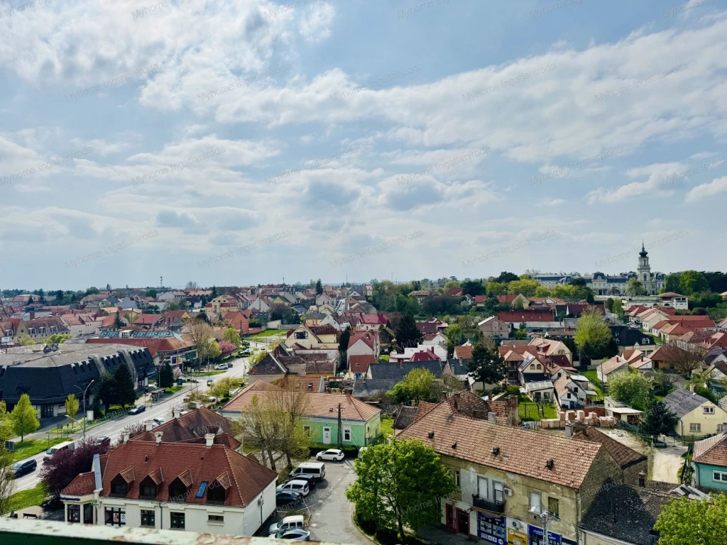 Panoráma, fény, lehetőség – ez a három szó írja le legjobban ezt a keszthelyi belvárosi lakást.