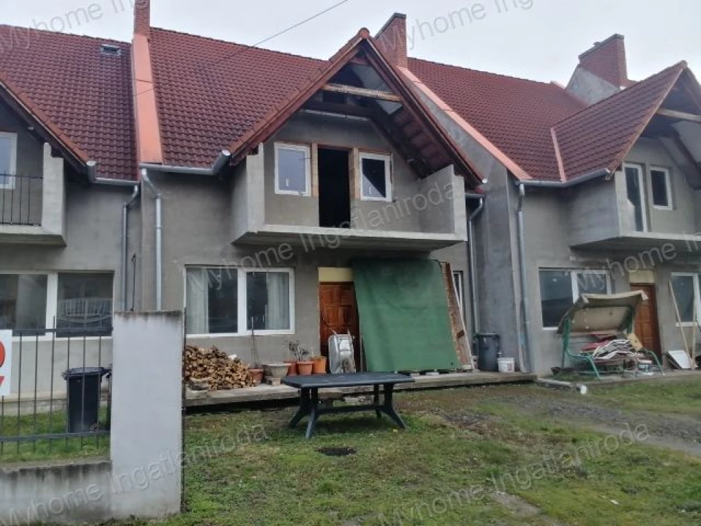 Keszthely-Zámorban a Libás strandtól 600 m-re szerkezetkész sorház