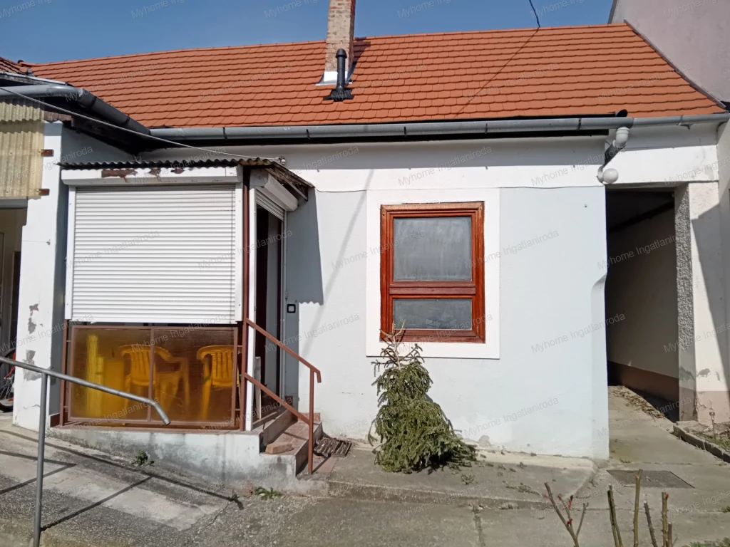 Keszthely belvárosában  75 nm-es felújítandó családiház