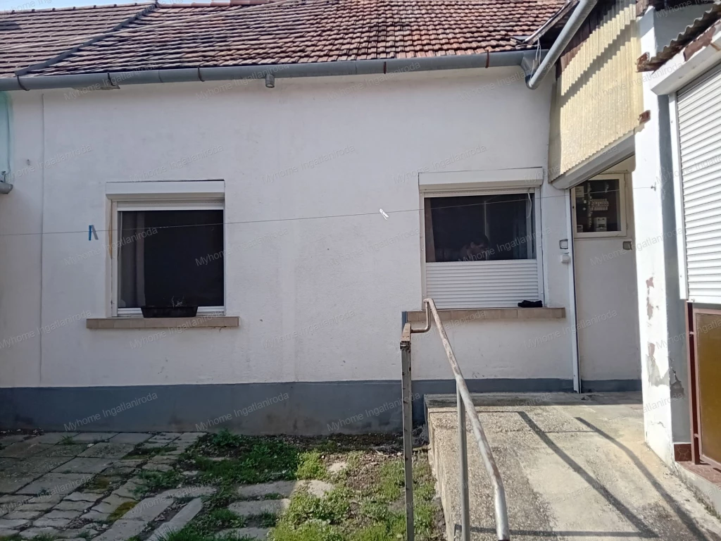 Keszthely belvárosában  75 nm-es felújítandó családiház