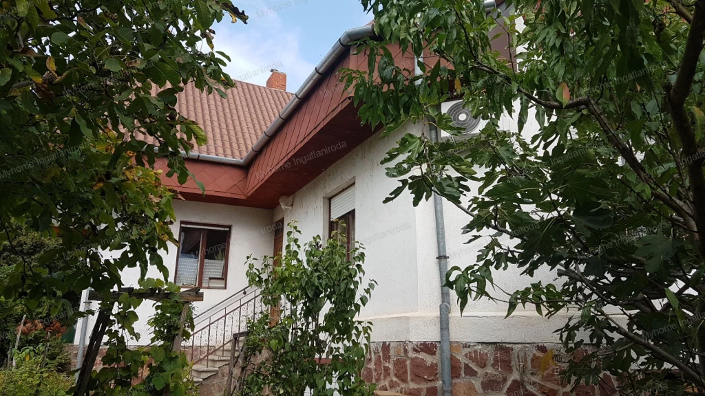 Balatongyörök szívében eladó villa – Panorámás otthon, befektetés és nyaralás egyben, pár lépésre a Balatontól!