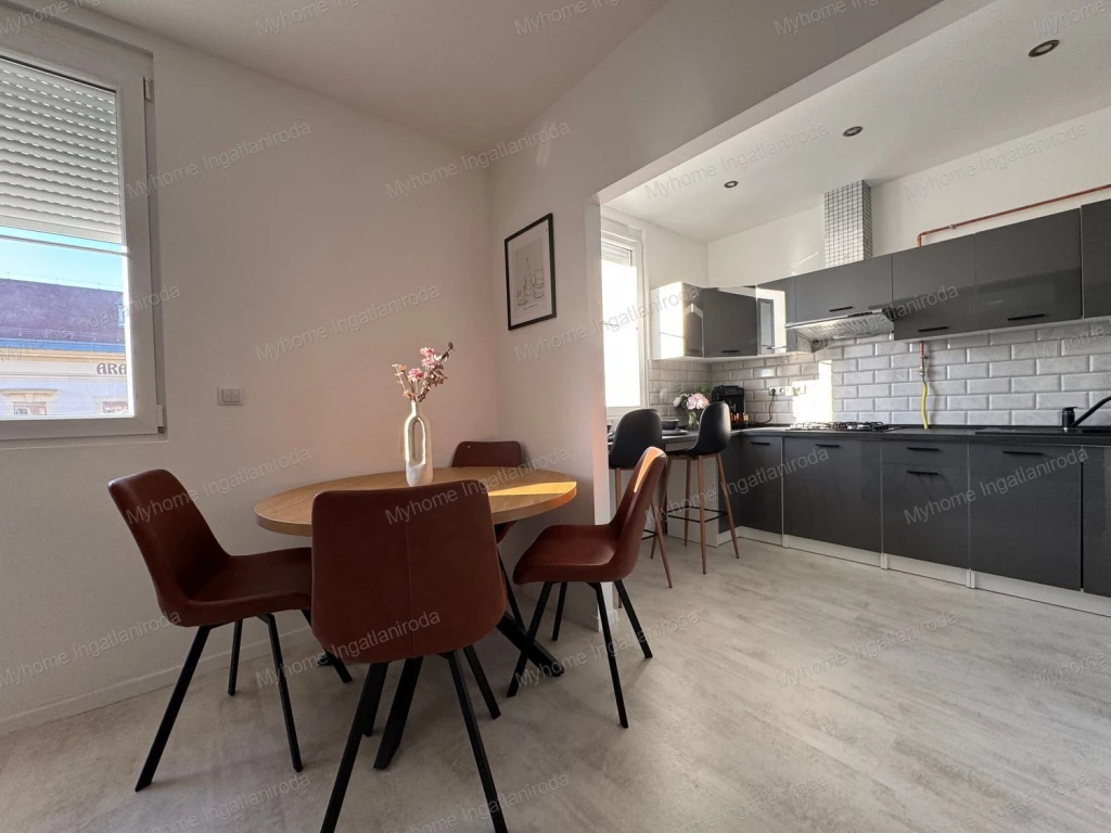 Eladó, felújított, modern okos otthon Zalaegerszeg belvárosában – a lakás teljes berendezésével együtt  Eladó Zalaegerszeg szívében, a Széchenyi téren egy teljesen felújított, 55 m²-es, harmadik emele