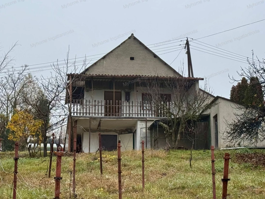 Eladó Zalaegerszegen,  a Csácsi hegyen egy 3187 m²-es, sarok elhelyezkedésű telek téglaépítésű gazdasági épülettel!