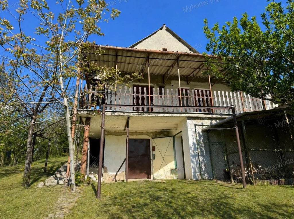 Eladó Zalaegerszegen,  a Csácsi hegyen egy 3187 m²-es, sarok elhelyezkedésű telek téglaépítésű gazdasági épülettel!