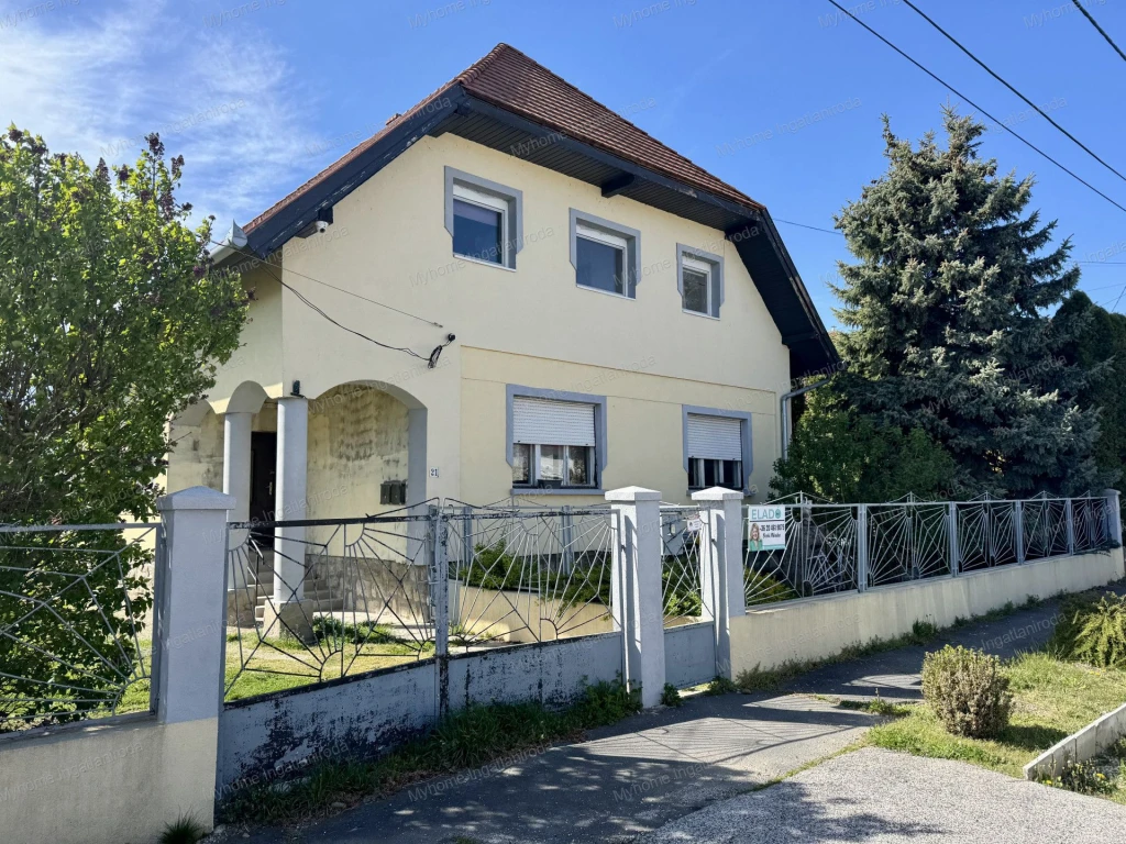 KESZTHELYEN ELADÓ TÖBBGENERÁCIÓS CSALÁDI INGATLAN – 3 LAKÓEGYSÉG, 3 HELYRAJZI SZÁM, BEFEKTETÉSNEK IS TÖKÉLETES!