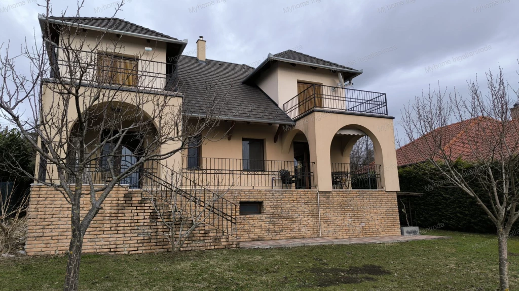 Balatoni panorámás mediterán stílusú családi haáz eladó