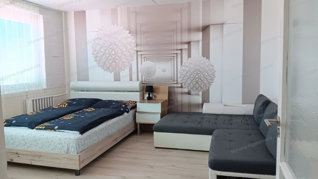 Siófok- belváros- 2 szobás felújított lakás új tulajdonosait keresi!