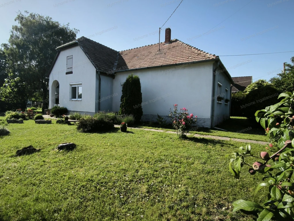 Zalaszntgrót csendes utcájában 4 szobás családi ház nagy kerttel és garázzsal eladó!